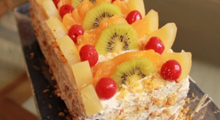 Eggless Butterscotch Cake with Fruit Topping